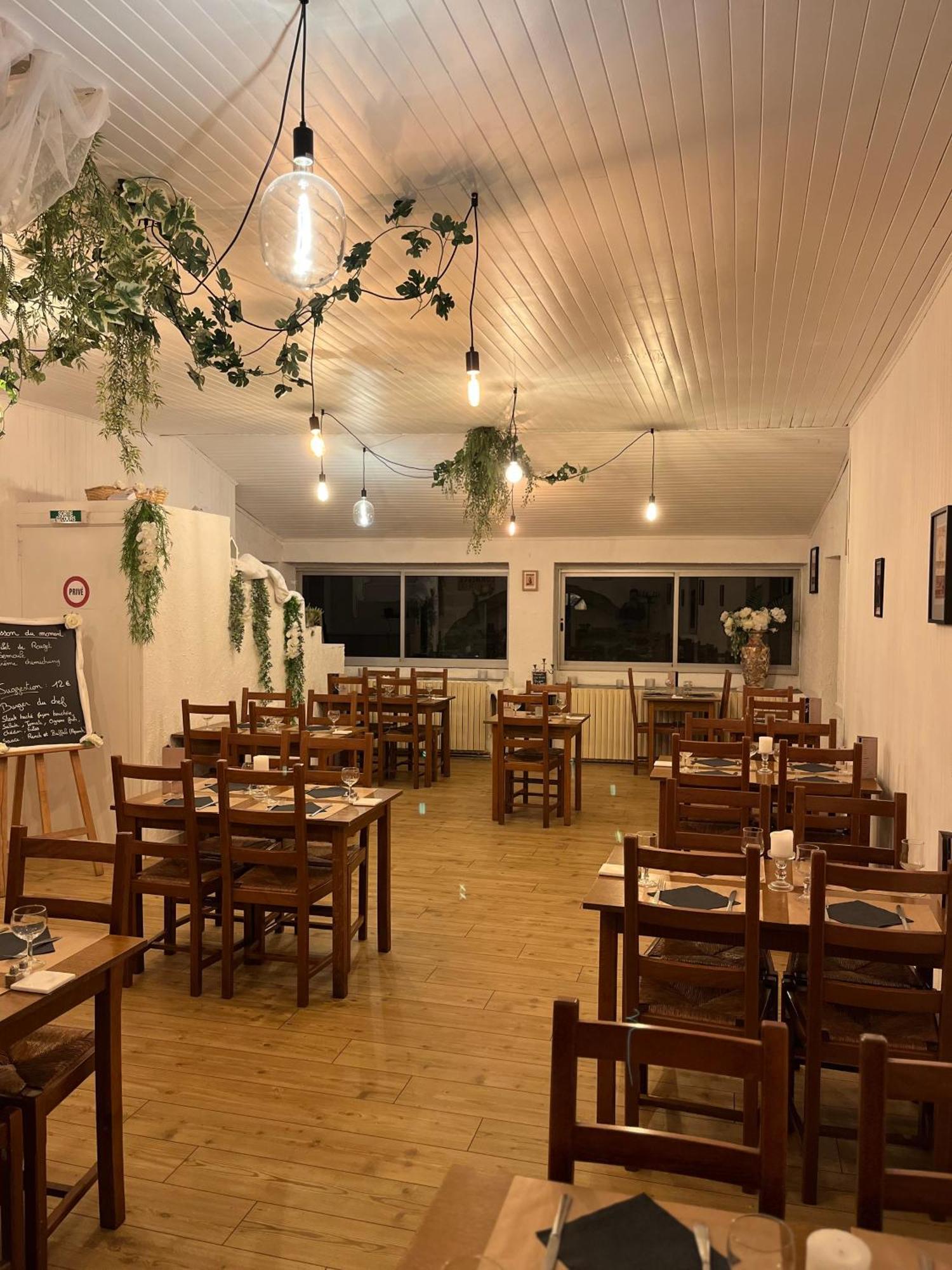 Cafe Du Commerce Genolhac Kültér fotó